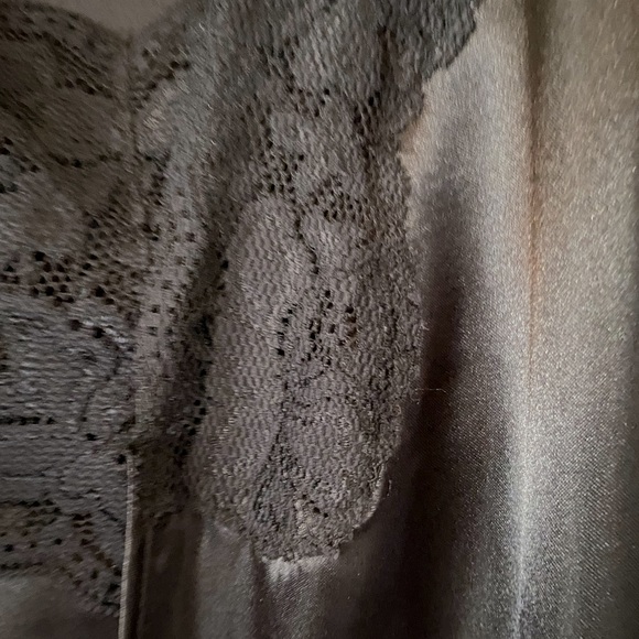 Amouruse 2-piece Nightie and Robe Set - Picture 4 of 8